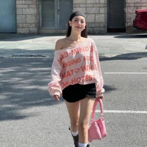 sản phẩm Áo Nữ Trễ Vai Tay Dài Form Oversize Hottest Sweate màu hồng chữ đỏ đẹp
