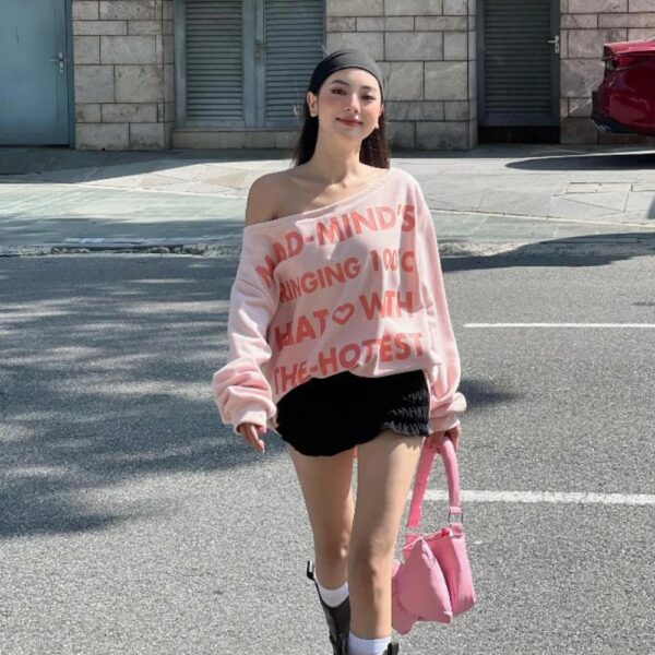 sản phẩm Áo Nữ Trễ Vai Tay Dài Form Oversize Hottest Sweate màu hồng chữ đỏ đẹp