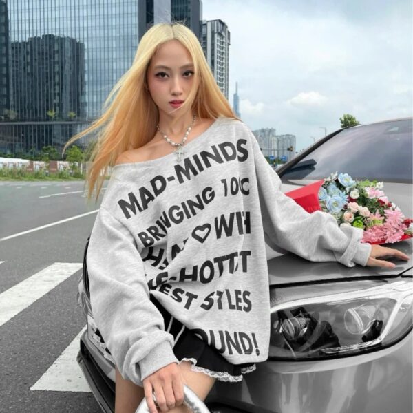 sản phẩm Áo Nữ Trễ Vai Tay Dài Form Oversize Hottest Sweate màu trắng xám trắng chữ đen đẹp
