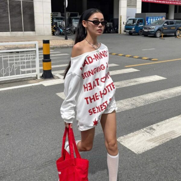 sản phẩm Áo Nữ Trễ Vai Tay Dài Form Oversize Hottest Sweate màu trắng chữ đỏ đẹp