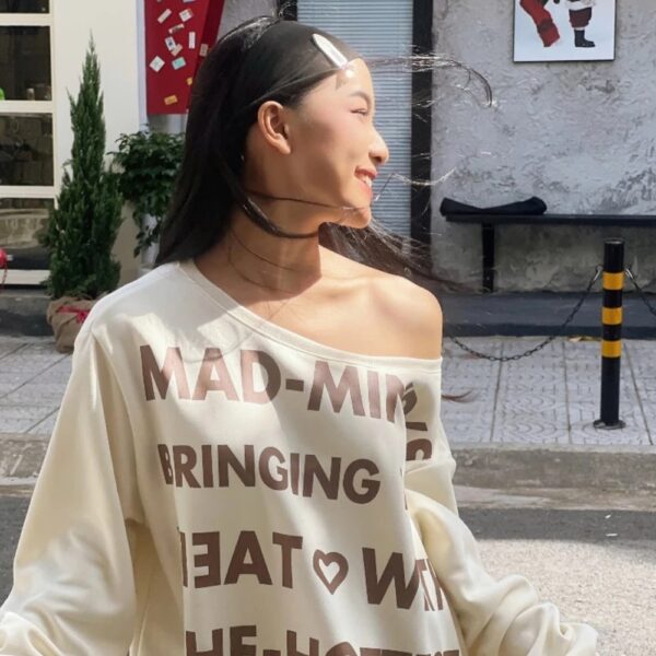 sản phẩm Áo Nữ Trễ Vai Tay Dài Form Oversize Hottest Sweate màu trắng sữa chữ nâu đẹp