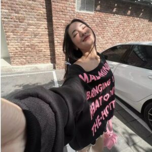 sản phẩm Áo Nữ Trễ Vai Tay Dài Form Oversize Hottest Sweate màu đen chữ hồng thả dáng đẹp