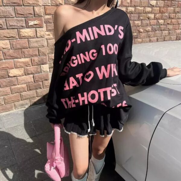 sản phẩm Áo Nữ Trễ Vai Tay Dài Form Oversize Hottest Sweate màu đen chữ hồng đẹp