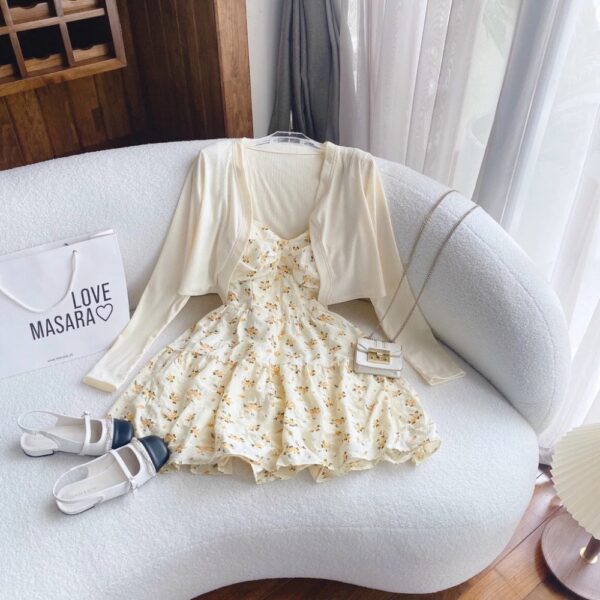 Đầm Hoa Vàng 2 Dây Cột Nơ Vai Xếp Li Ngực Đính Nút Ngọc Kèm Áo Khoác Thun Gân - CoBaShop
